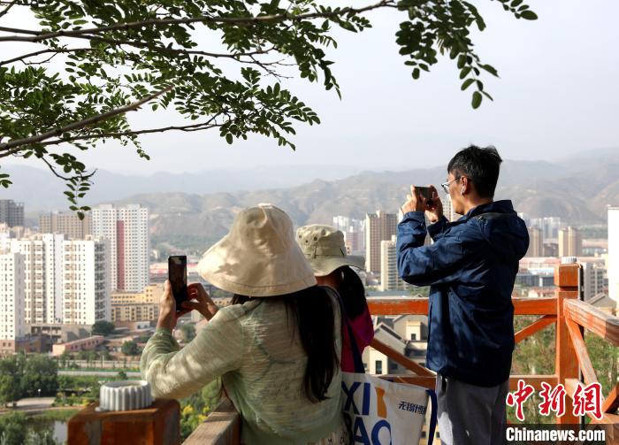 圖為媒體記者登頂朝陽山?！⊙Φ?攝