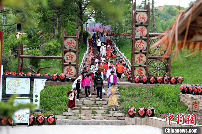 圖為油嘴灣生態(tài)文化景區(qū)的游客?！⊙Φ?攝