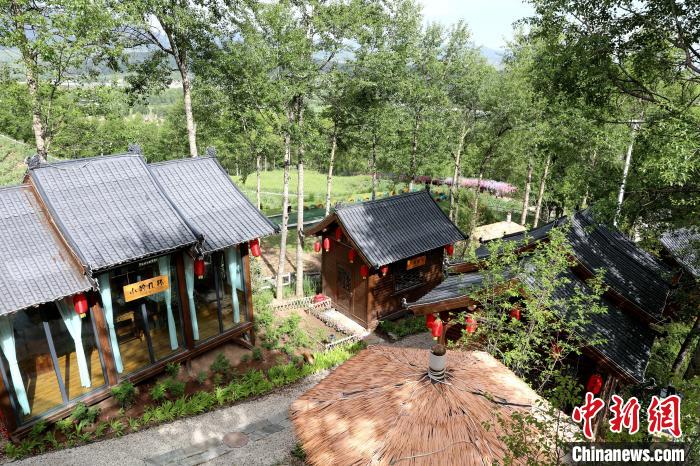 圖為景區(qū)內(nèi)依山而建的民宿?！⊙Φ?攝