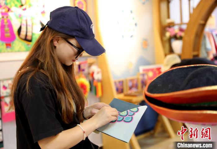 圖為民眾體驗(yàn)國家級非遺項(xiàng)目盤繡技藝。　薛蒂 攝