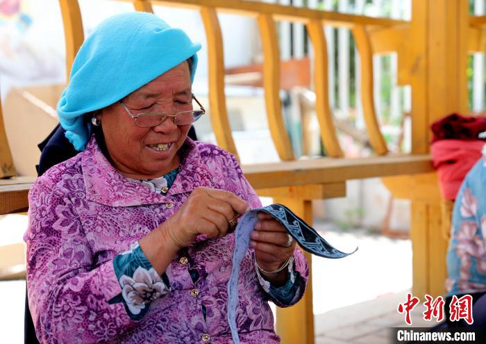 圖為繡娘在土族盤繡園內(nèi)制作盤繡?！⊙Φ?攝