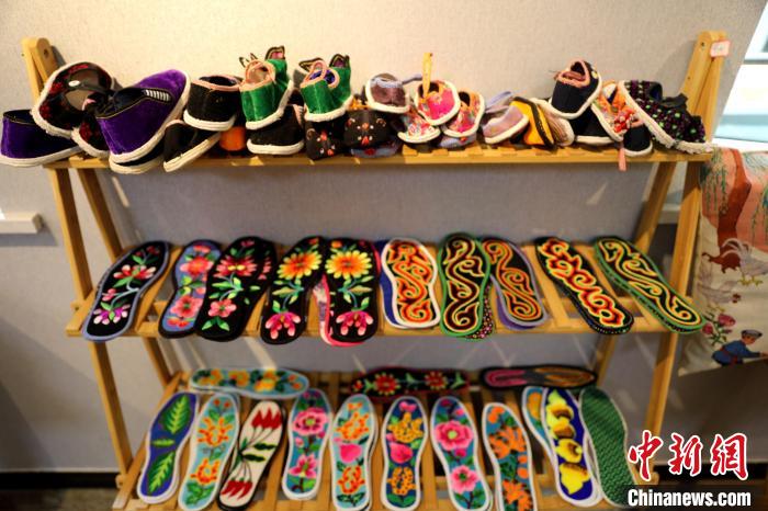 圖為盤繡作品?！⊙Φ?攝