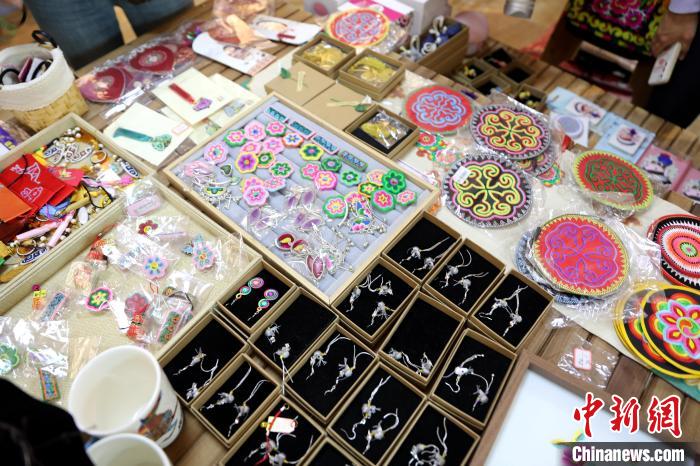 圖為盤繡作品?！⊙Φ?攝