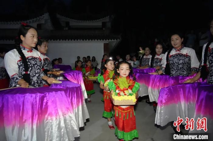 甘肅省西和縣姜席鎮(zhèn)晚霞湖畔，當(dāng)?shù)孛耖g舉行盛大的乞巧儀式。魏朵朵 攝