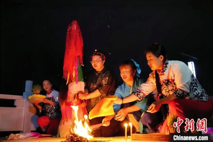 持續(xù)七天八夜的乞巧節(jié)正在西漢水上游的甘肅省西和縣進(jìn)行。西和縣姜席鎮(zhèn)晚霞湖畔，民眾“巧頭”點(diǎn)蠟、炷香、焚裱紙、跪拜，準(zhǔn)備將“巧娘娘”請(qǐng)進(jìn)院。魏朵朵 攝