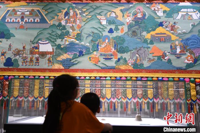 8月20日，兩名小觀眾參觀大型歷史題材卷軸唐卡“涼州會盟”。　戴文昌 攝