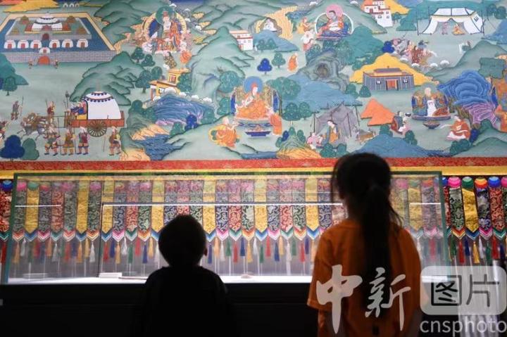 圖為觀眾參觀唐卡《涼州會(huì)盟》。 中新社記者 戴文昌 攝