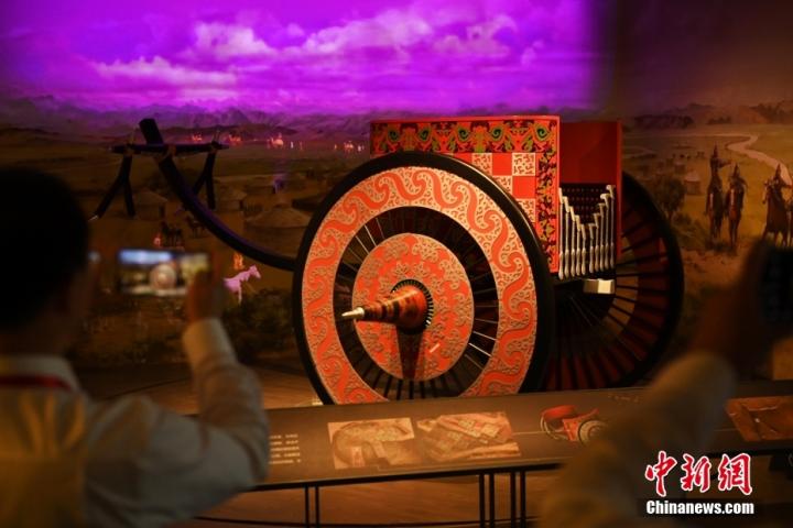 8月16日，甘肅省天水市張家川回族自治縣馬家塬車輿博物館內(nèi)，游客拍攝等比例的戰(zhàn)國(guó)西戎車輿復(fù)制品。