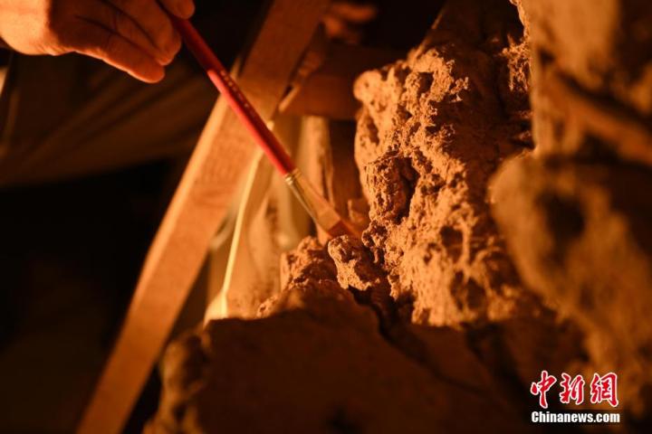 8月25日，文物修復(fù)師牟常有進(jìn)行文物修復(fù)工作。