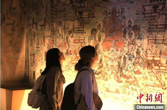 2023年8月27日，游客在甘肅省敦煌市博物館參觀文物展。張曉亮 攝(資料圖)