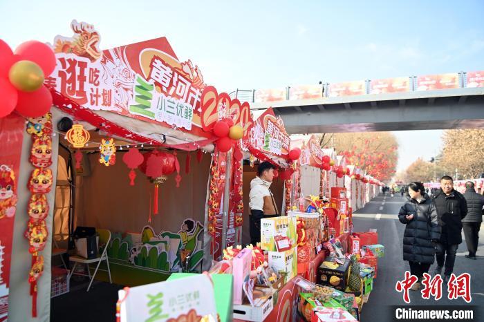 1月30日，蘭州黃河畔的年貨集市吸引顧客選購年貨。九美旦增 攝</p><p>