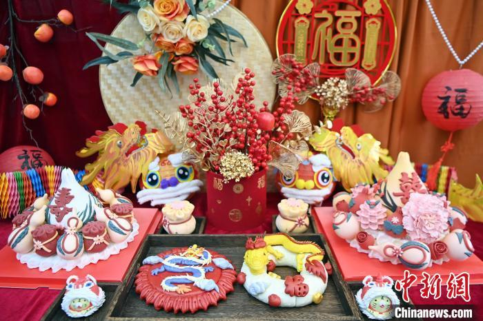 1月25日，春節(jié)臨近，蘭州一花饃店“龍”元素花饃熱銷。圖為展出的“龍”元素花饃。九美旦增 攝