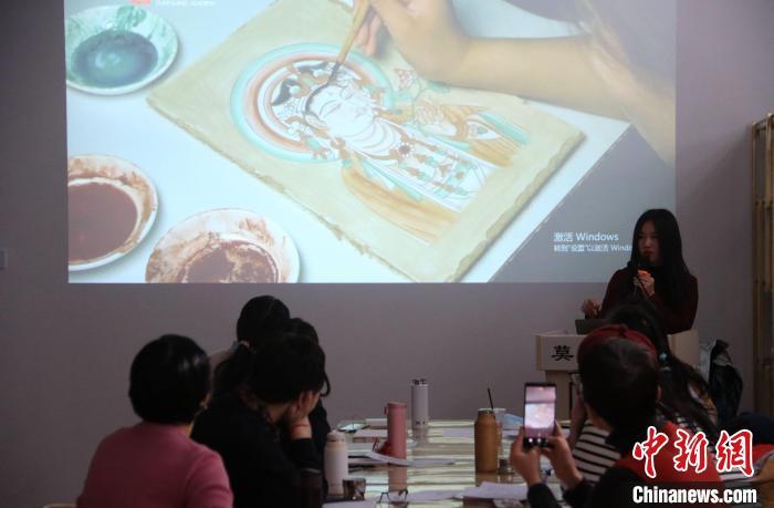 2023年2月，在敦煌研究院莫高學堂，研學導師給學員講授敦煌壁畫臨摹技法?！　垥粤?攝