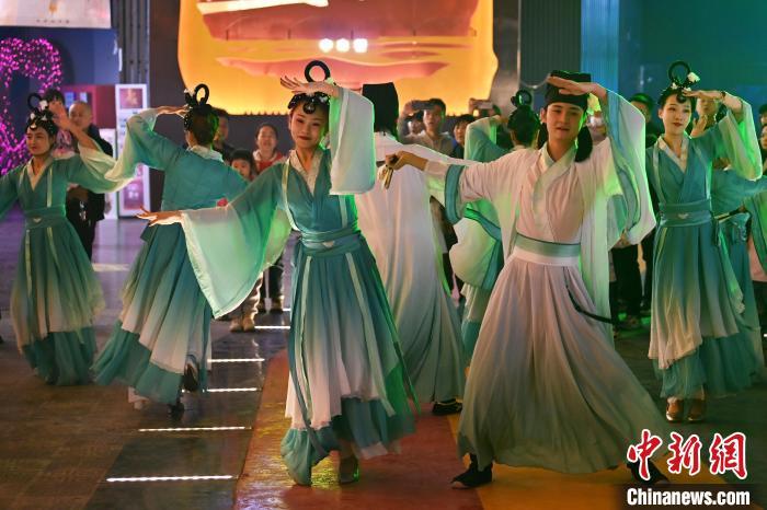 圖為工作人員進(jìn)行舞蹈表演。李亞龍 攝</p>
<p>