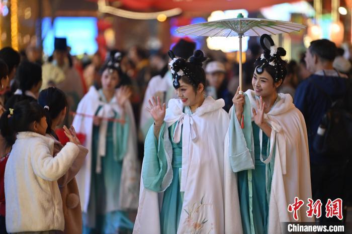 圖為街區(qū)人員著傳統(tǒng)服飾與游人互動(dòng)。李亞龍 攝</p>
<p>