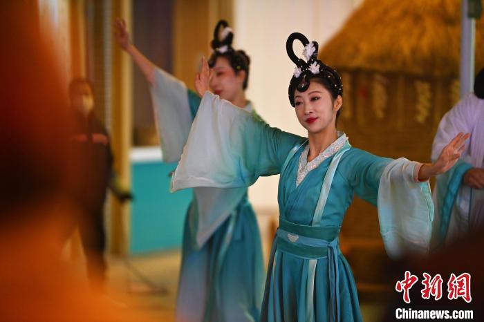 圖為工作人員進行舞蹈表演。李亞龍 攝</p><p>