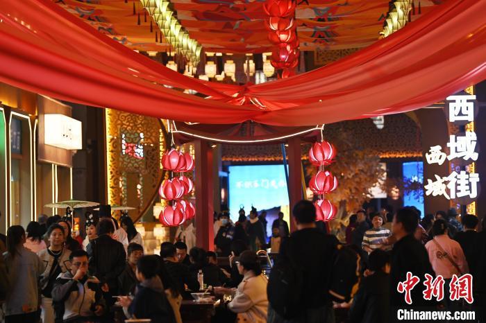 圖為街區(qū)現(xiàn)場游客絡繹不絕。李亞龍 攝</p><p>