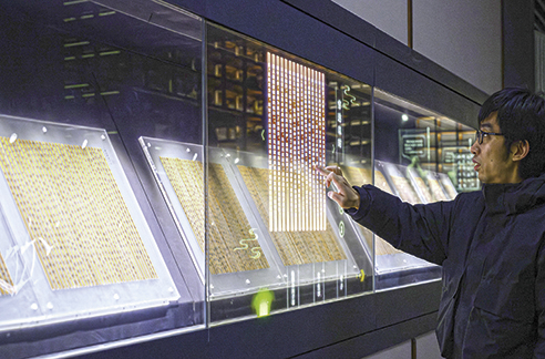 3月6日，工作人員在荊門市博物館新館內(nèi)楚簡展廳展示使用互動裝置。新華每日電訊記者　胡競文