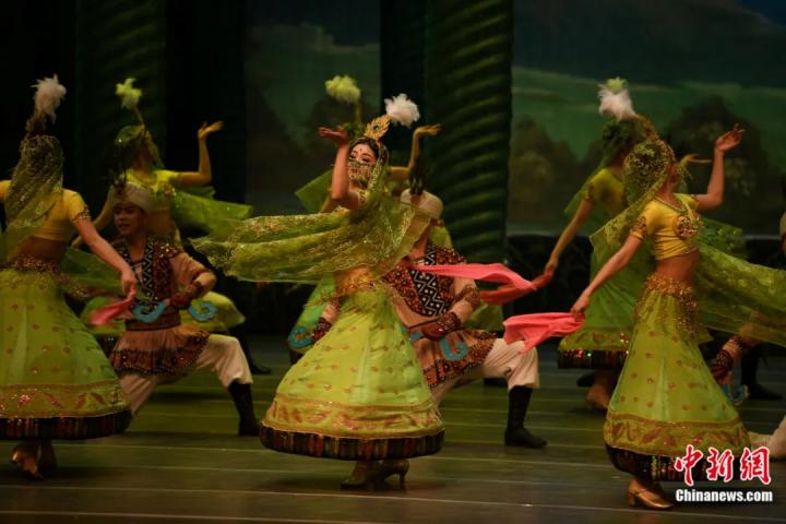 2024年2月23日晚，中國經(jīng)典舞劇《絲路花雨》在甘肅蘭州演出恭賀新春。李亞龍 攝