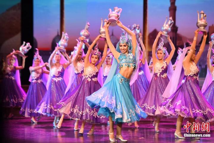 《絲路花雨》外國演員在波斯酒舞中領(lǐng)舞。楊艷敏 攝