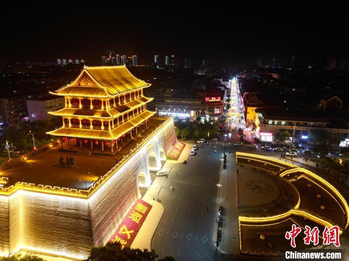 圖為武威市標(biāo)志性建筑涼州古城門燈光亮起。(無人機(jī)照片) 　戴文昌 攝</p><p>