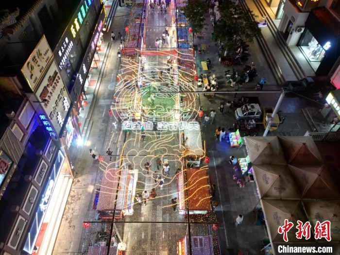 圖為明清街夜市燈光點(diǎn)亮具有武威文化元素的“銅奔馬”彩燈。(無人機(jī)照片) 　戴文昌 攝</p><p>