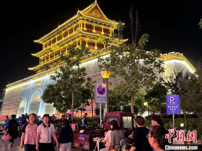 圖為夜幕降臨，涼州古城門燈光亮起?！〈魑牟?攝