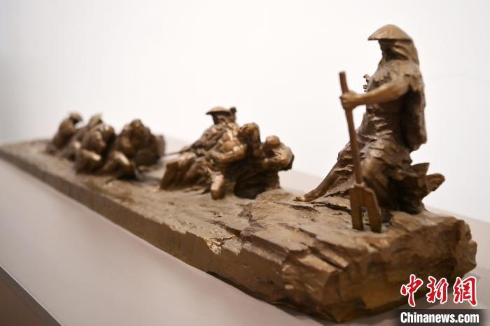 5月21日，在“絲路印跡”雕塑藝術(shù)作品展展出的作品《治水為民·禹德九州》。九美旦增 攝</p>
<p>
