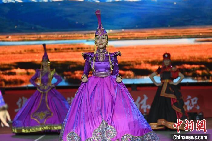 圖為開幕式現(xiàn)場(chǎng)蒙古族服飾秀。李亞龍 攝</p>
<p>