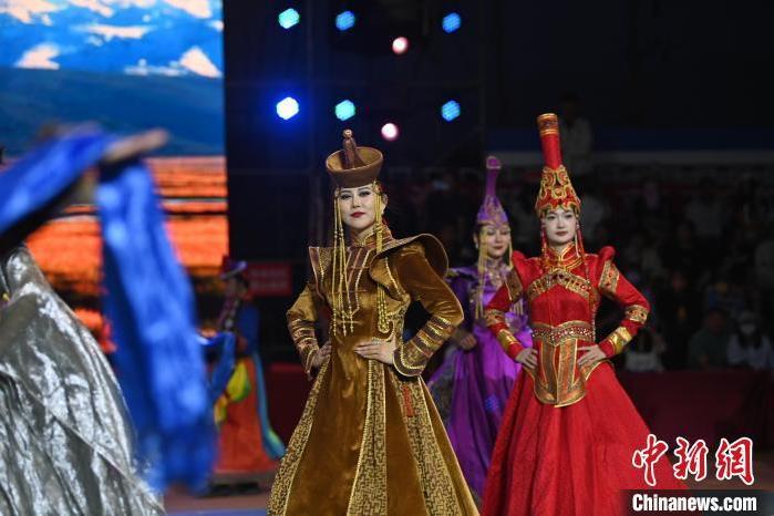 圖為開幕式現(xiàn)場(chǎng)蒙古族服飾秀。李亞龍 攝</p>
<p>