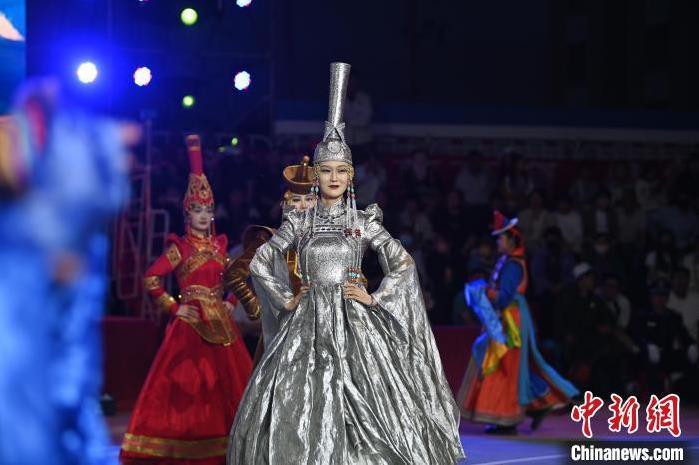 圖為開幕式現(xiàn)場(chǎng)蒙古族服飾秀。李亞龍 攝</p>
<p>