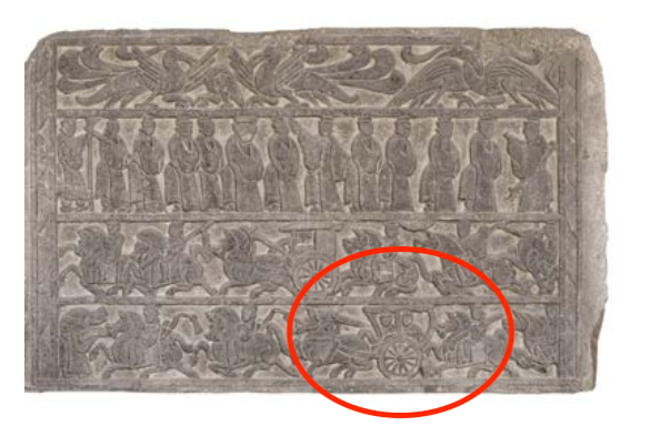 △漢代迎賓、車馬出行畫像石，現(xiàn)藏于臨沂市博物館。畫像石的第四層中有軺車出現(xiàn)。