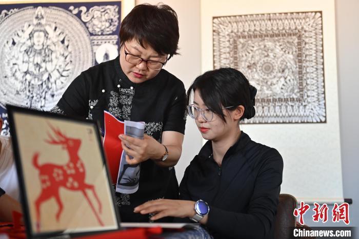 6月6日，在甘肅敦煌青年夜校課程中，青年學(xué)員學(xué)習(xí)敦煌非遺剪紙課程。李亞龍 攝