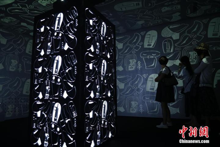 圖為游客參觀藝術(shù)展。中新社記者 李亞龍 攝