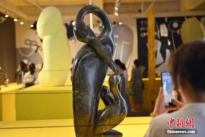 圖為游客拍攝蛇紋石作品《依戀》。中新社記者 李亞龍 攝