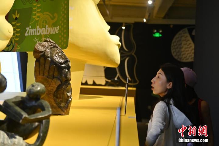 圖為游客參觀藝術(shù)展。中新社記者 李亞龍 攝