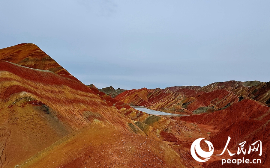 雨后的七彩丹霞，顏色格外艷麗。人民網(wǎng)記者 徐冬兒攝