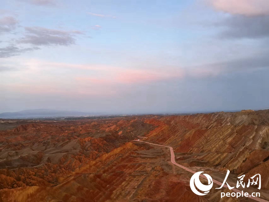 日落時分，余暉與丹霞交相輝映。人民網(wǎng)記者 唐嘉藝攝