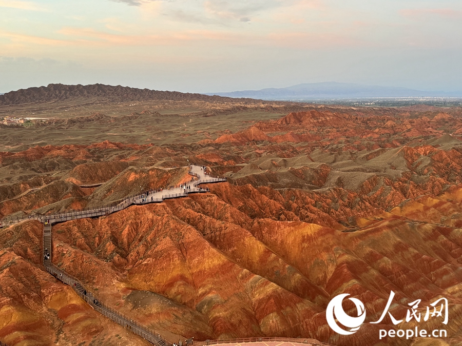 日落時分，余暉與丹霞交相輝映。人民網(wǎng)記者 徐冬兒攝