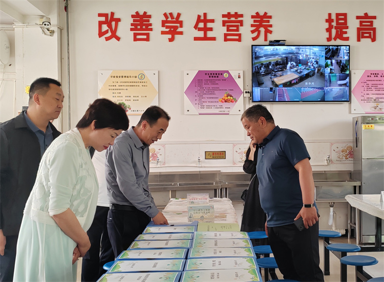 市紀(jì)委監(jiān)委扎實(shí)推動(dòng)開展群眾身邊腐敗和作風(fēng)問題集中整治工作，圖為市紀(jì)委監(jiān)委派駐市教育局紀(jì)檢監(jiān)察組在白銀區(qū)開展“中小學(xué)校園食品安全和膳食經(jīng)費(fèi)管理”集中整治工作開展情況督查.jpg