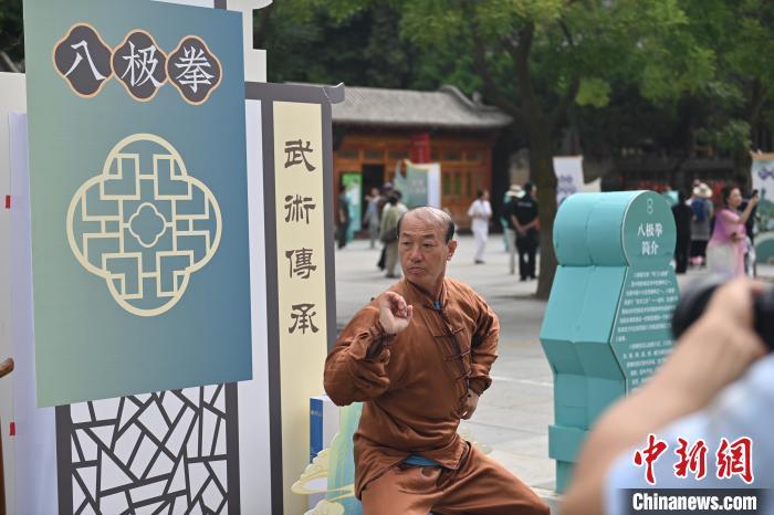7月14日，甘肅省平?jīng)鍪嗅轻忌骄皡^(qū)內(nèi)，八極拳傳承人展示八極拳。7月13日至14日，“2024年北京體育大學(xué)第十五屆國際武術(shù)比賽交流大會暨首屆崆峒山國際武術(shù)大會”舉行，大會也在崆峒山景區(qū)進(jìn)行問道崆峒、武術(shù)高級研修班、崆峒拜師等系列活動。中新社記者 李亞龍 攝</p>
<p>