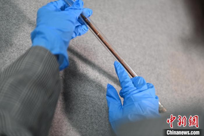 2024年5月7日，拍攝的甘肅省博物館館藏國(guó)寶級(jí)文物“白馬作”毛筆。李亞龍　攝