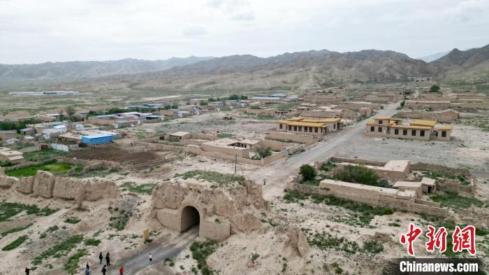 7月13日，位于山丹漢明長(zhǎng)城遺址里的硤口古城。(無(wú)人機(jī)圖片) 　九美旦增 攝