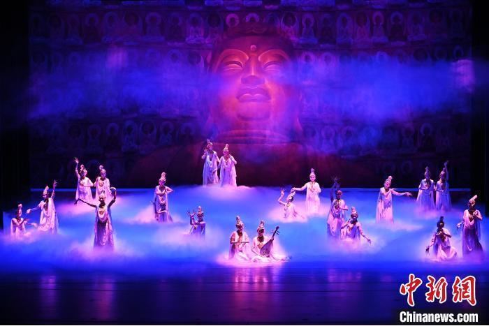 7月18日晚，中國經(jīng)典舞劇《絲路花雨》在甘肅蘭州黃河劇院進(jìn)行演出。中國經(jīng)典舞劇《絲路花雨》迎來45周年，7月17日-8月4日在蘭州開啟為期多天的駐場演出。該舞劇取材于敦煌莫高窟壁畫，集中國霓裳羽衣舞、敦煌舞、印度舞、黑巾舞、波斯馬鈴舞等于一身，自1979年演出至今，該劇先后在40多個國家和地區(qū)演出近4000場，觀眾550多萬人次。中新社記者 李亞龍 攝</p>
<p>
