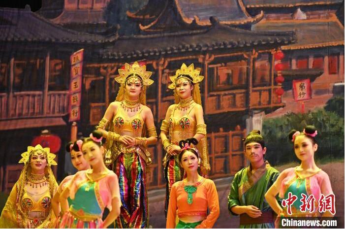 7月18日晚，中國經(jīng)典舞劇《絲路花雨》在甘肅蘭州黃河劇院進(jìn)行演出。中國經(jīng)典舞劇《絲路花雨》迎來45周年，7月17日-8月4日在蘭州開啟為期多天的駐場演出。該舞劇取材于敦煌莫高窟壁畫，集中國霓裳羽衣舞、敦煌舞、印度舞、黑巾舞、波斯馬鈴舞等于一身，自1979年演出至今，該劇先后在40多個國家和地區(qū)演出近4000場，觀眾550多萬人次。中新社記者 李亞龍 攝</p>
<p>