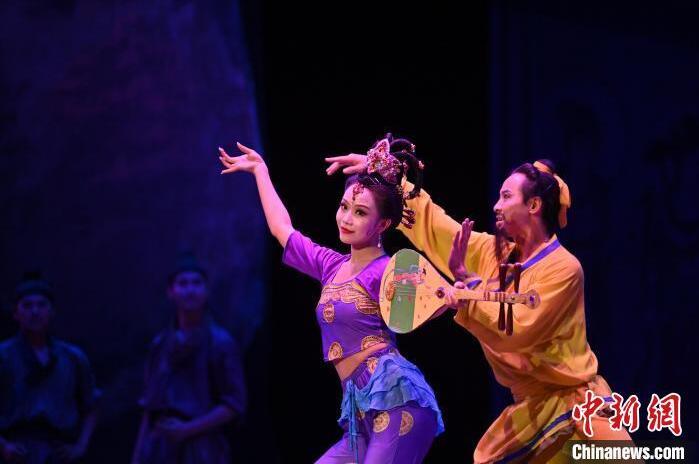 7月18日晚，中國經(jīng)典舞劇《絲路花雨》在甘肅蘭州黃河劇院進(jìn)行演出。中國經(jīng)典舞劇《絲路花雨》迎來45周年，7月17日-8月4日在蘭州開啟為期多天的駐場演出。該舞劇取材于敦煌莫高窟壁畫，集中國霓裳羽衣舞、敦煌舞、印度舞、黑巾舞、波斯馬鈴舞等于一身，自1979年演出至今，該劇先后在40多個國家和地區(qū)演出近4000場，觀眾550多萬人次。中新社記者 李亞龍 攝</p>
<p>