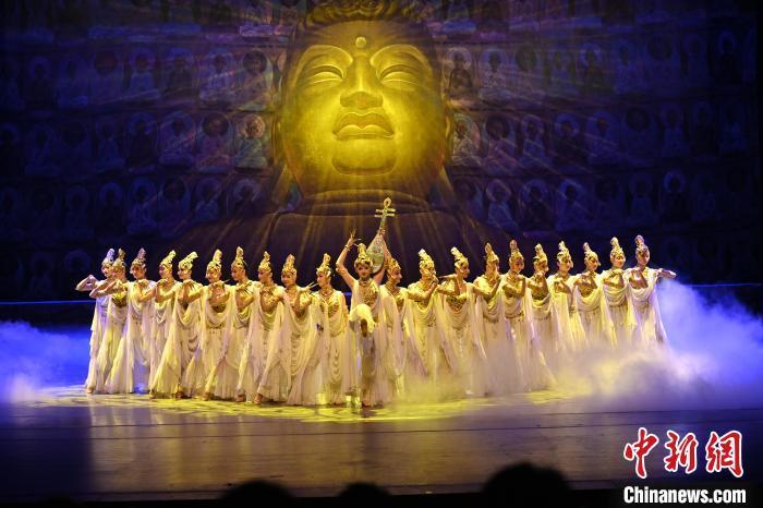 7月18日晚，中國(guó)經(jīng)典舞劇《絲路花雨》在甘肅蘭州黃河劇院演出。李亞龍 攝
