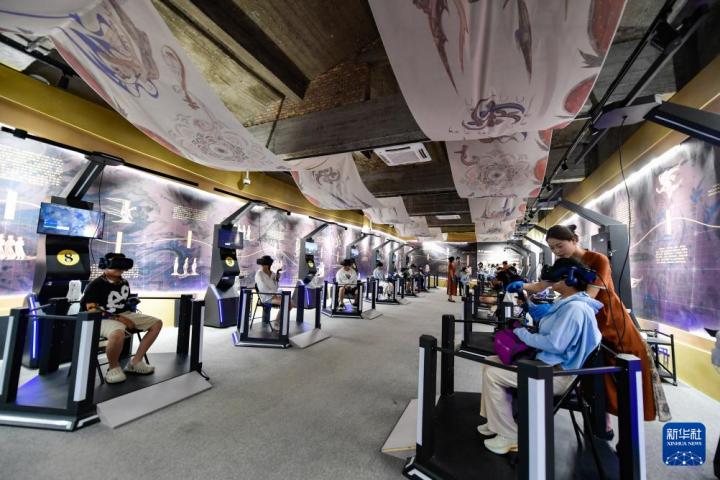 7月22日，游客線下體驗(yàn)“尋境敦煌——數(shù)字敦煌沉浸展”。新華社記者 郎兵兵 攝</p>
<p>