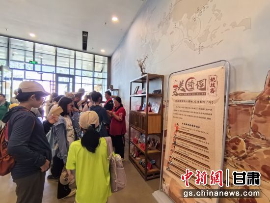 近日，玉門關(guān)遺址景區(qū)開啟了一場精彩紛呈的玉關(guān)詩詞挑戰(zhàn)賽，吸引眾多游人參與其中。玉門關(guān)遺址景區(qū)供圖