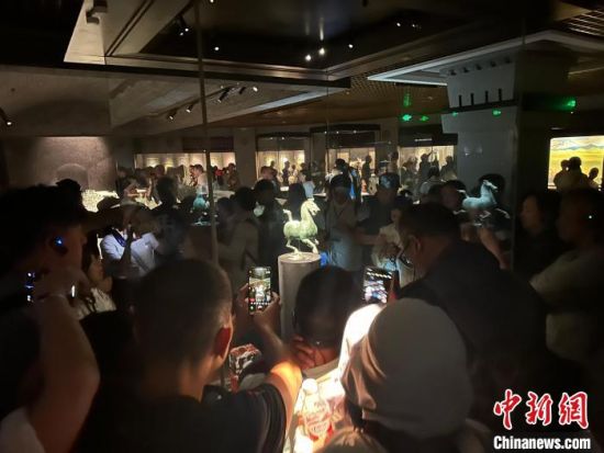 8月17日至23日，“濃濃民族情 兩岸一家親”臺(tái)灣同胞參訪團(tuán)甘肅行交流活動(dòng)在甘肅展開。圖為臺(tái)胞參觀甘肅省博物館。中新社記者 閆姣 攝